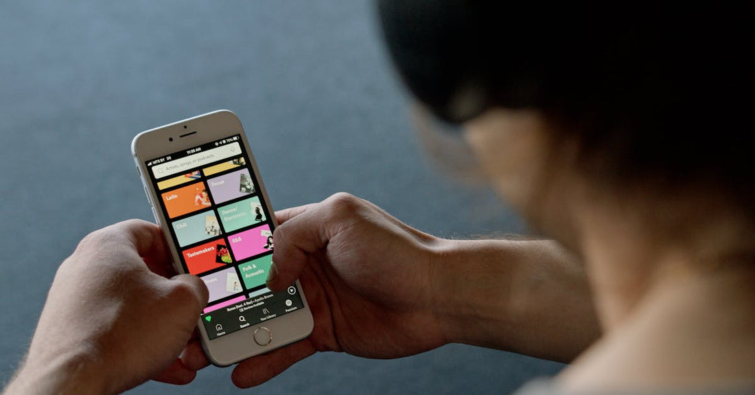 How to Film Your Lifts Safely: Best MagSafe Phone Card Holder Setups for PRs and Form Checks